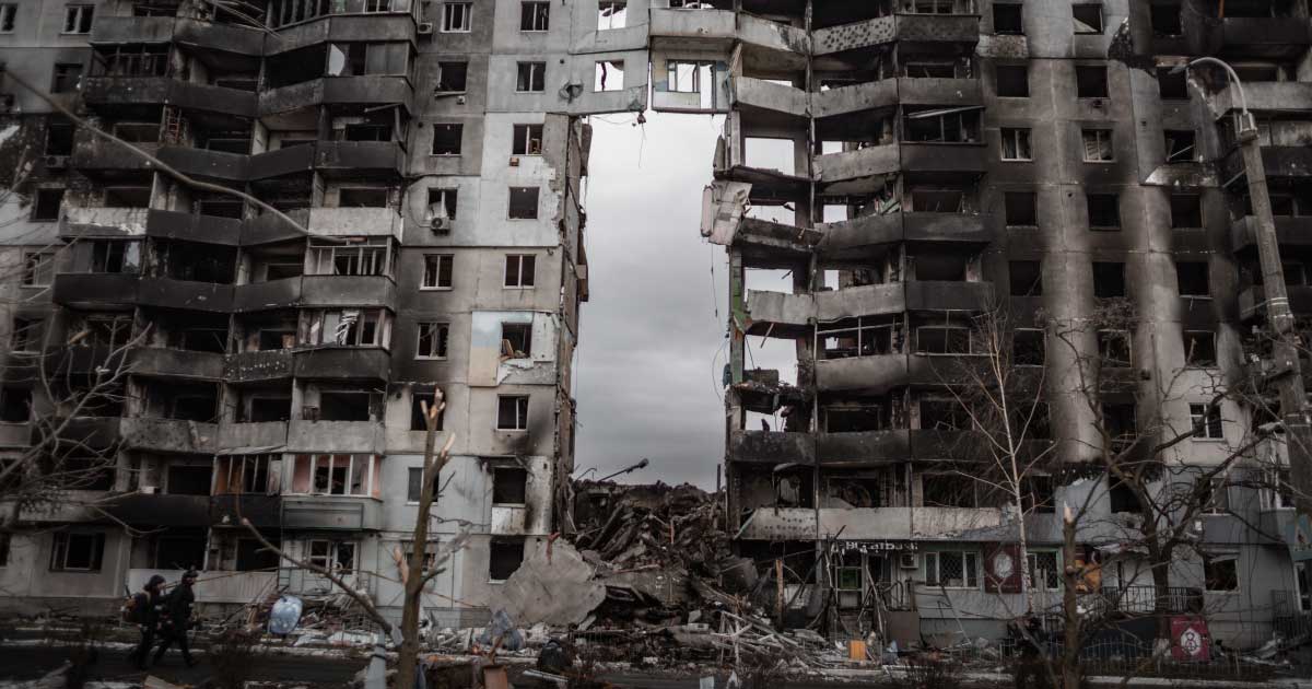Das Bild zeigt ein zerstörtes Wohnhaus und dient als Beitragsbild für die Infoseite „Krieg in der Ukraine – Auswirkung auf die Immobilienpreise und warum sich sanierte Immobilien als Inflationsschutz eignen“.